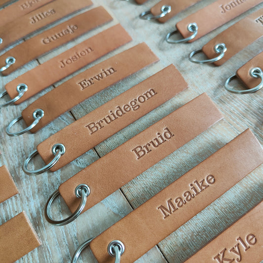 Leren plaatsnaamkaarten tevens als bedankje voor je bruiloft