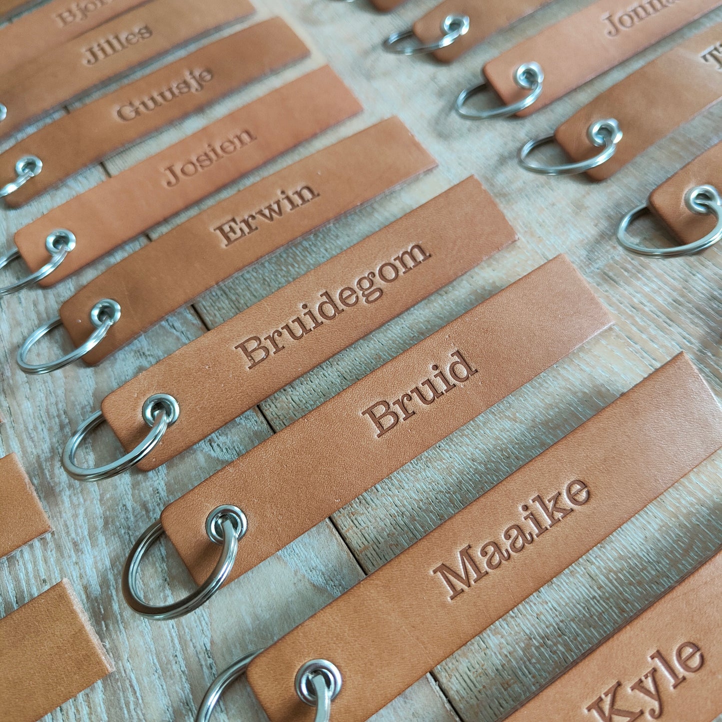 Leren plaatskaartjes, naamkaartjes of tafelkaartjes voor bruiloft